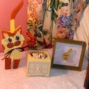 FOR CAT LOVERS WE HAVE A 3 PIECE LOT OF KITTY CAT LOVE DECOR